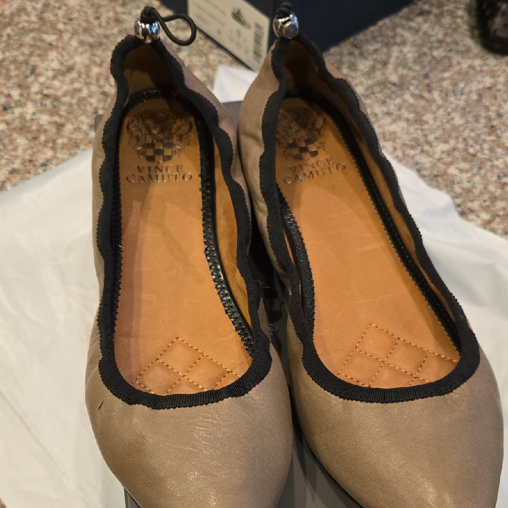 Vince Camuto Women's Beige and Black Loafers